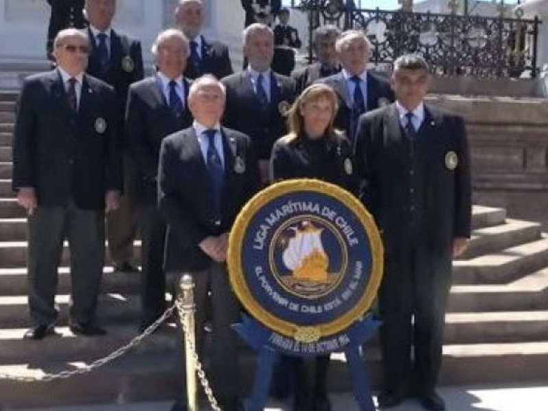 Liga Marítima depositó ofrenda durante el cambio de guardia en el monumento a los Héroes de Iquique.