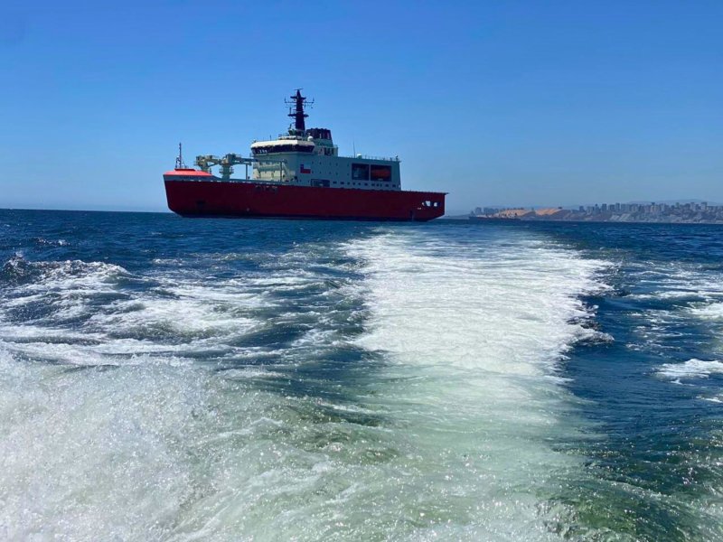 Presidente y Directorio de Liga Marítima de Chile recorrieron instalaciones del Buque Rompehielos AGB-46 Almirante Viel