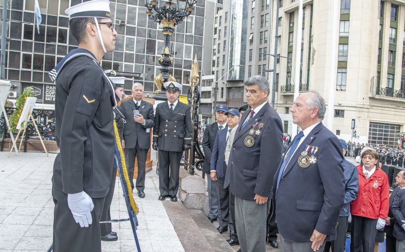 Liga Marítima rinde homenaje a las Glorias Navales con ofrenda en Monumento a Los Héroes de Iquique