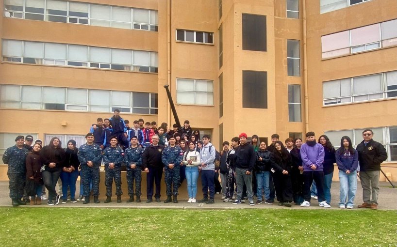 Estudiantes del curso de Acercamiento al Mar continúan con sus salida pedagógicas a recintos navales y marítimos
