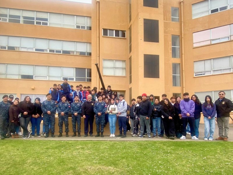 Estudiantes del curso de Acercamiento al Mar continúan con sus salida pedagógicas a recintos navales y marítimos