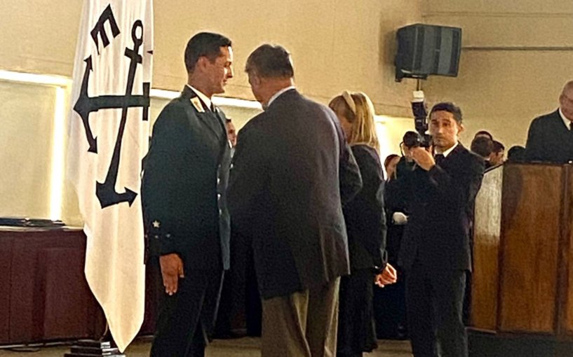 Liga Marítima de Chile condecoró excelencia académica en Ceremonia de Egreso de la Escuela Naval Arturo Prat